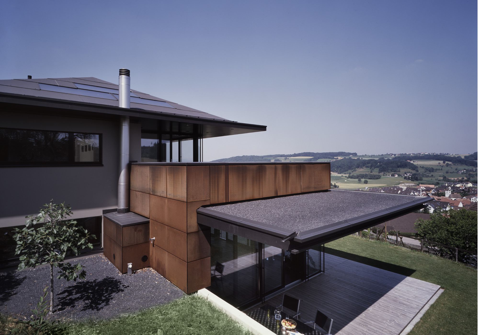 Cantilevered roof above the slope – Single-family house in Bonstetten