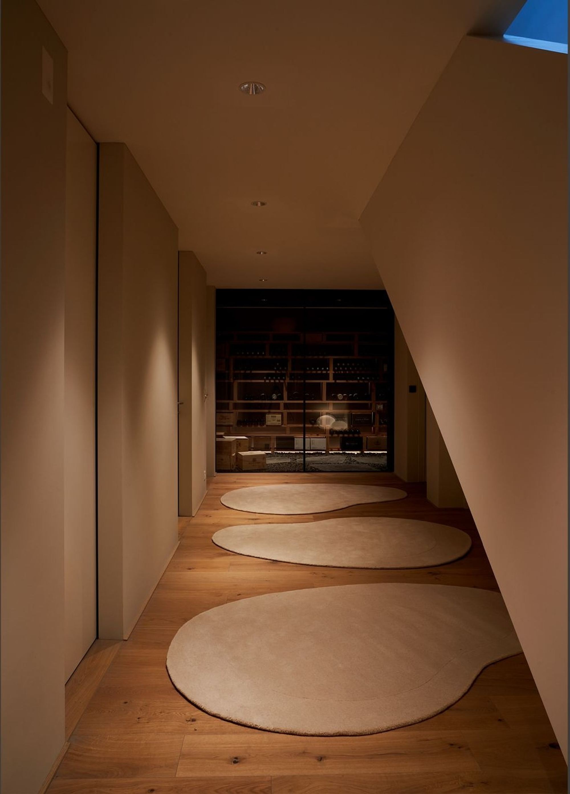 Hallway with round rugs and timber floor – Single-family house in Uitikon