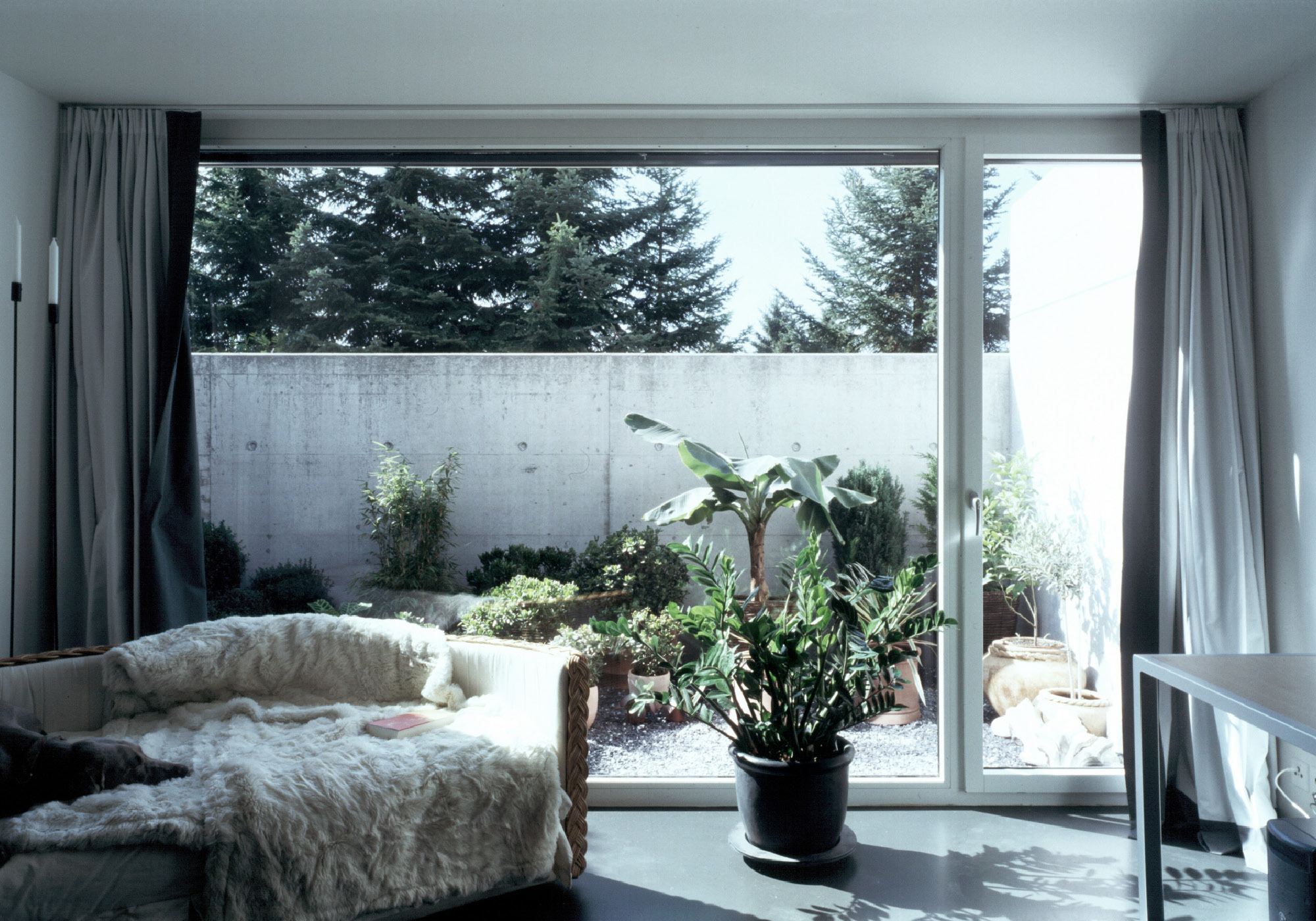 Daybed by the glass front facing the courtyard – Single-family house in Davos Platz