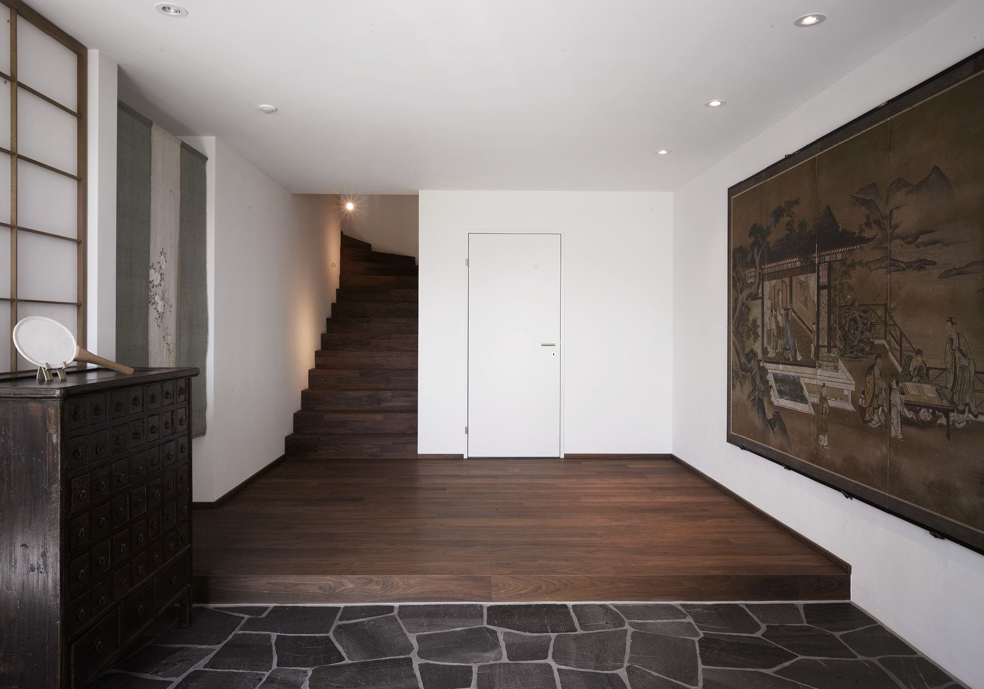 Entrance hall with timber staircase and Japanese painting – Single-family house in Wettingen