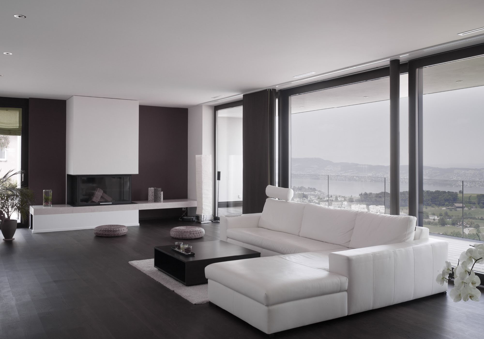 Living room with white sofa and lake view – Single-family house in Schindellegi