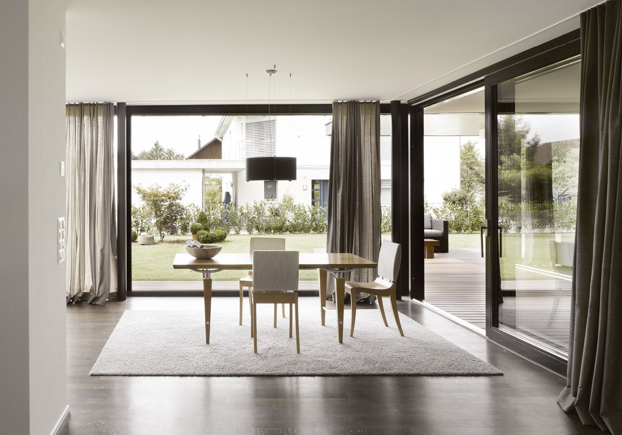 Dining table with rug and view into the garden – Single-family house in Möriken