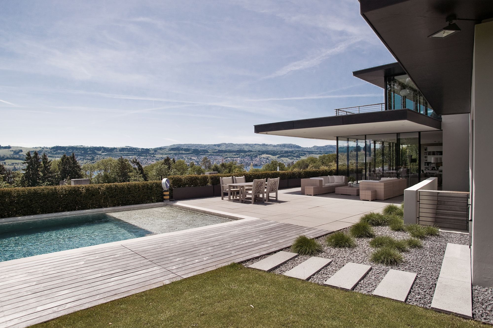 Pool with timber deck and wide view over Lake Zurich – Single-family house in Meilen