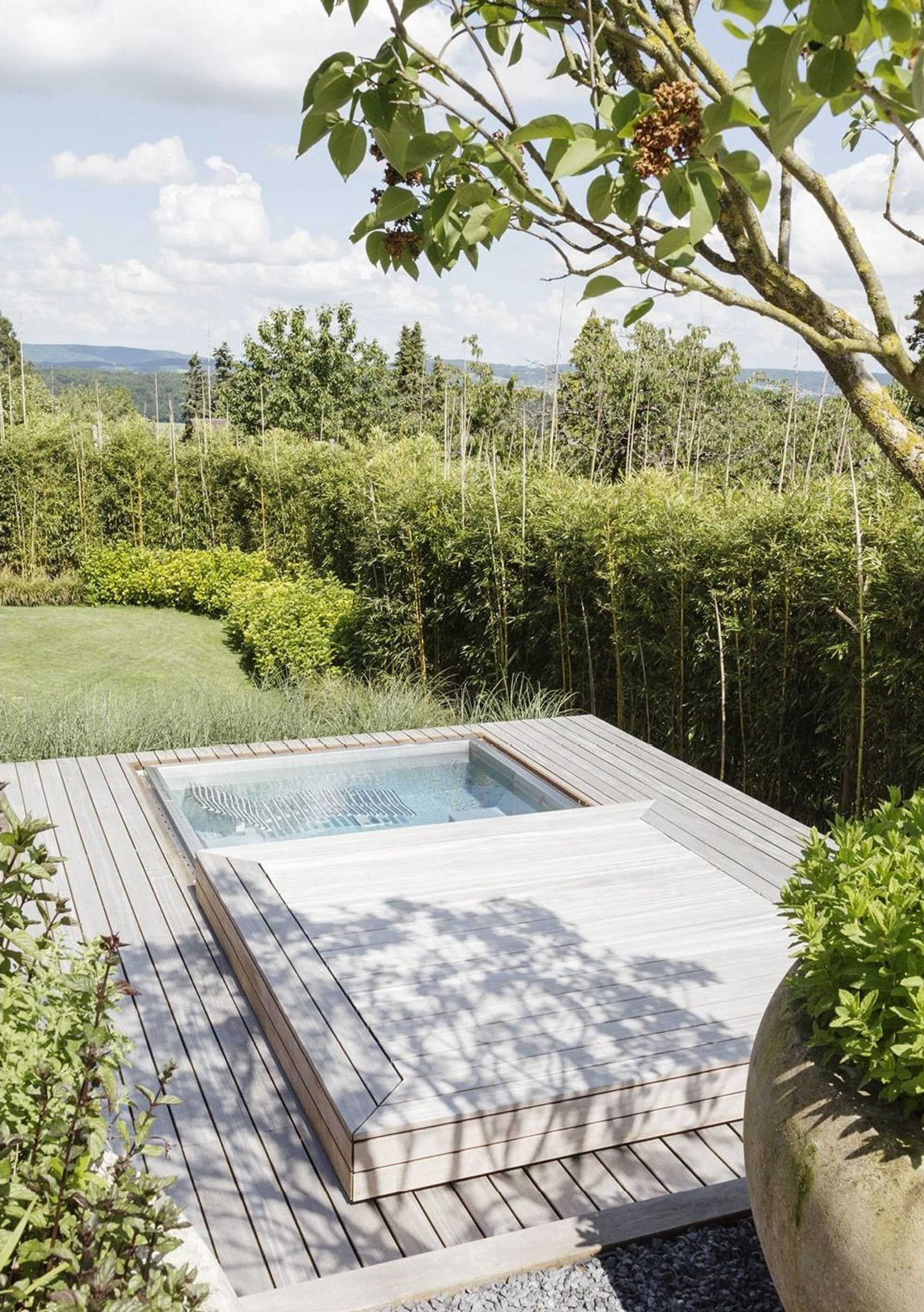 Kleiner Pool im Holzdeck vor der Hecke – Einfamilienhaus in Neerach