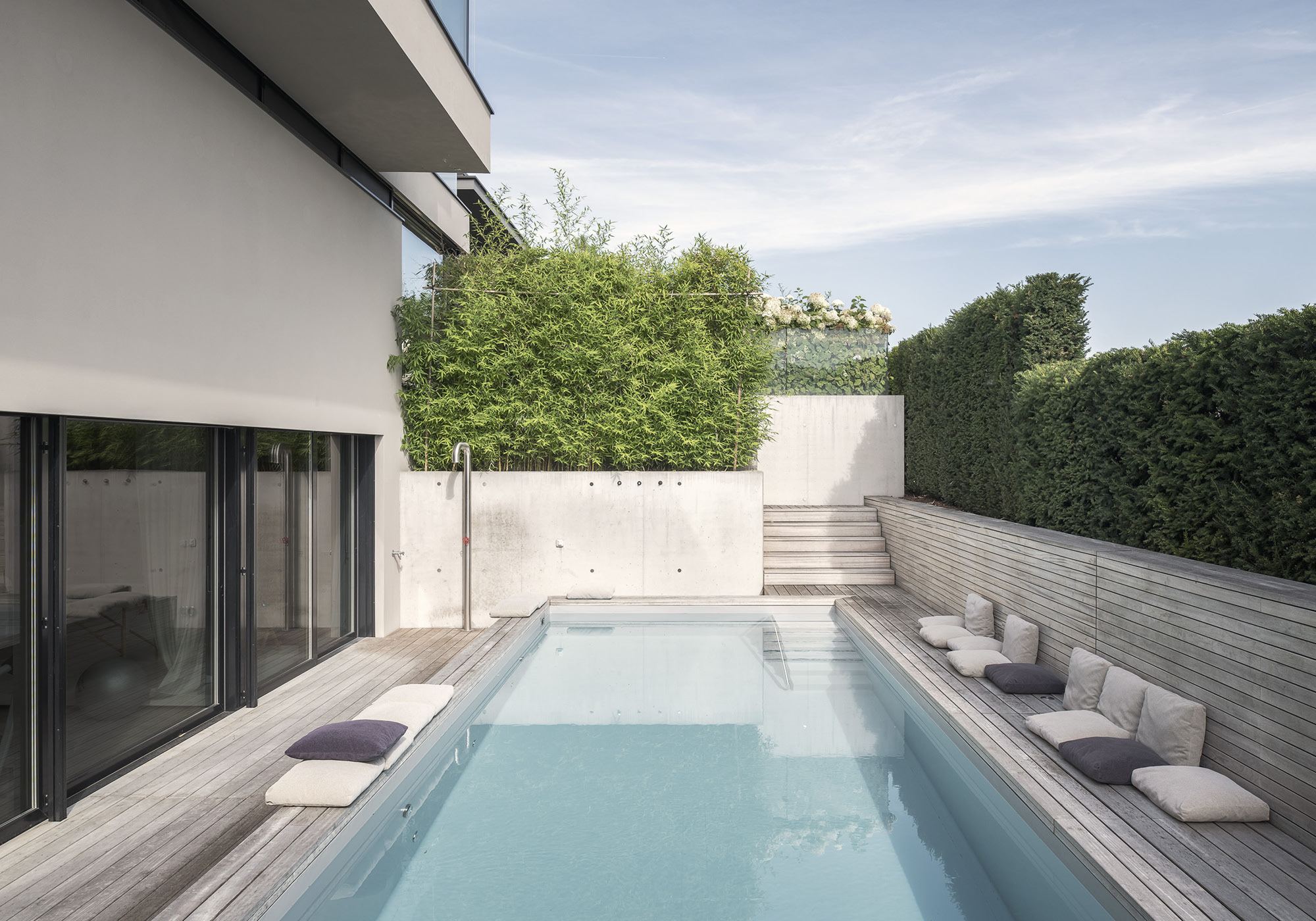 Narrow pool with timber deck and cushions – Single-family house in Schindellegi