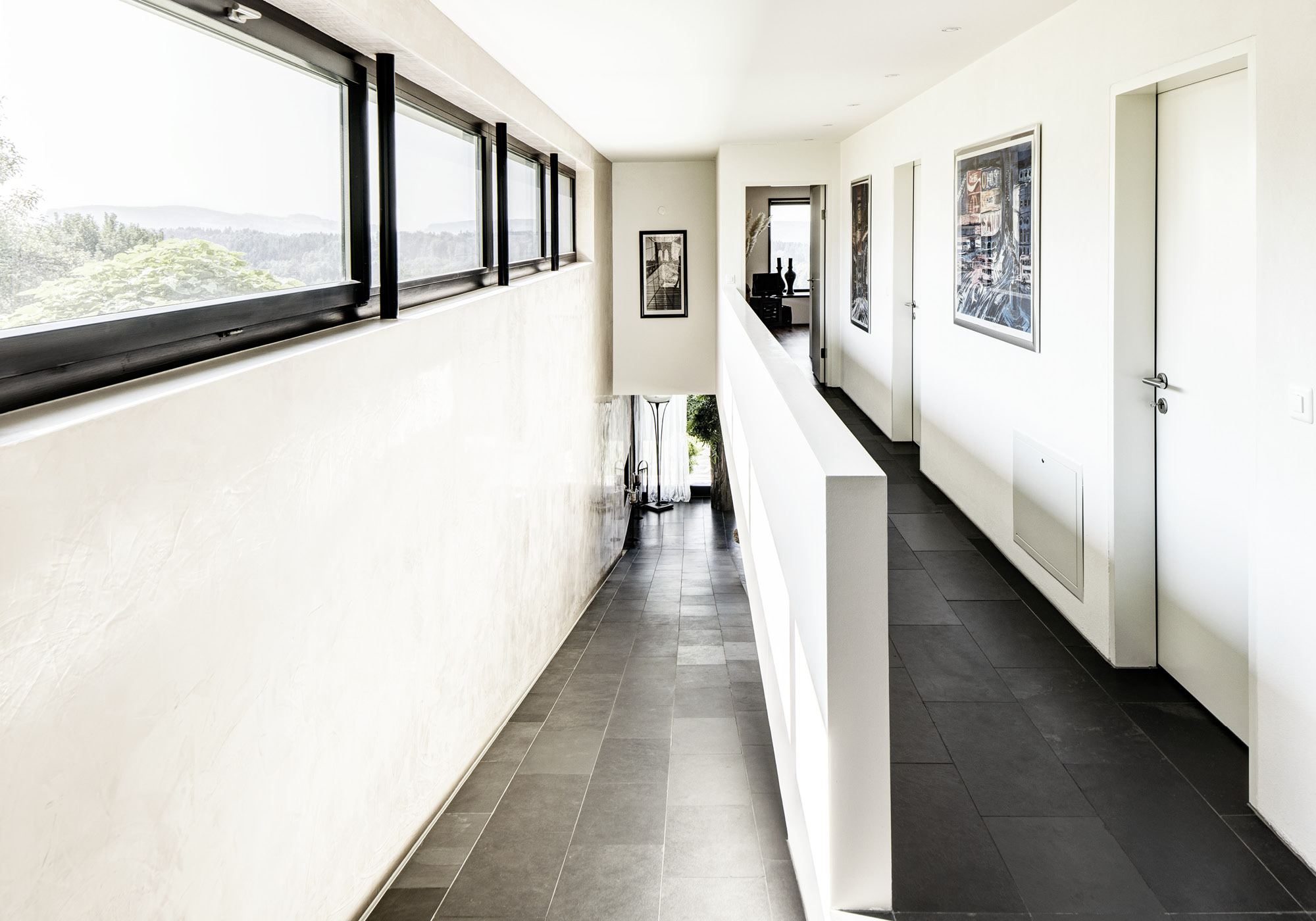 Hallway with ribbon window and pictures – Single-family house in Uitikon