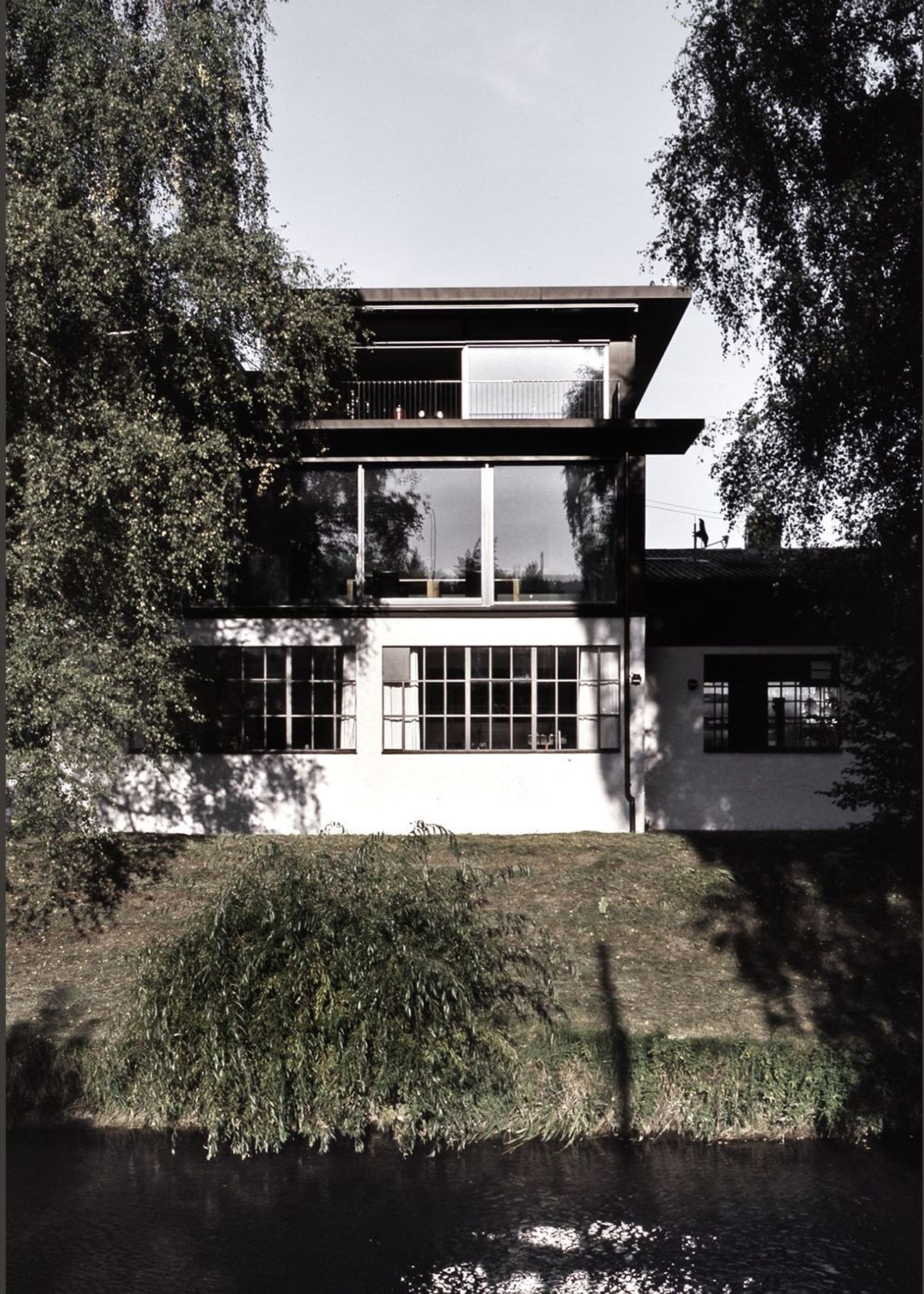 Industrial building with new upper floor between trees – Single-family house in Dietikon