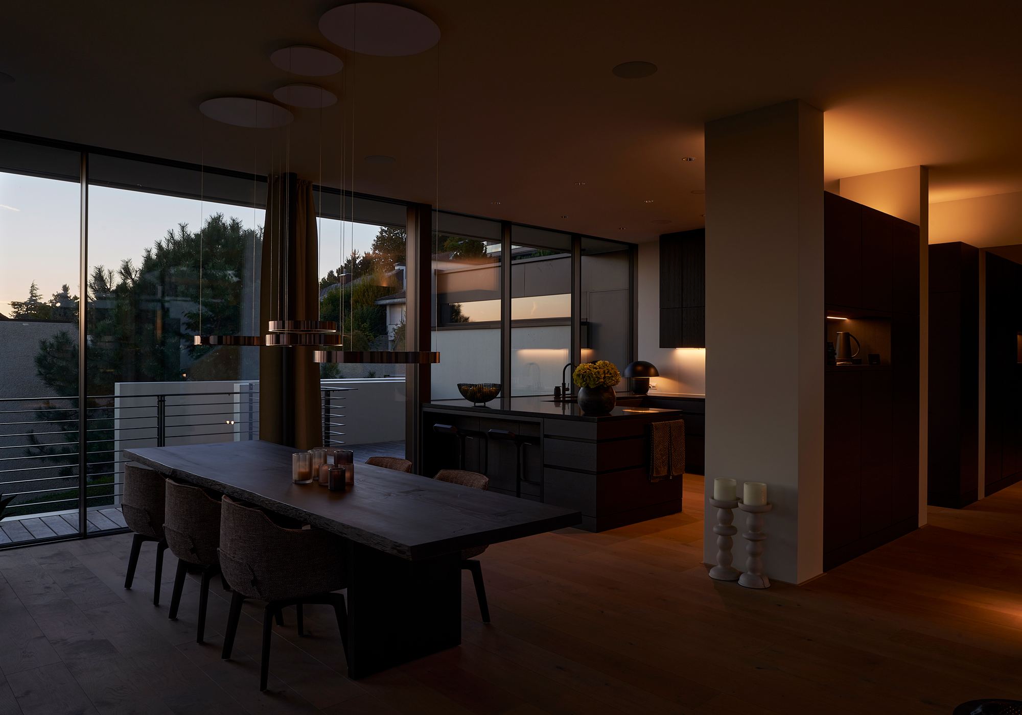 Dining area with view of the terrace – Single-family house in Uitikon