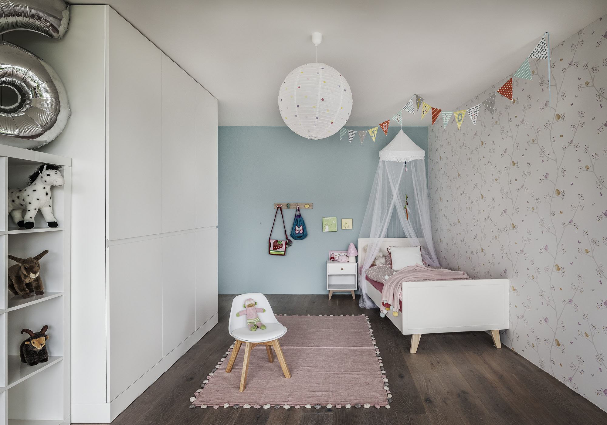 Children's room with canopy bed and wallpaper – Interiors and landscape, Kilchberg