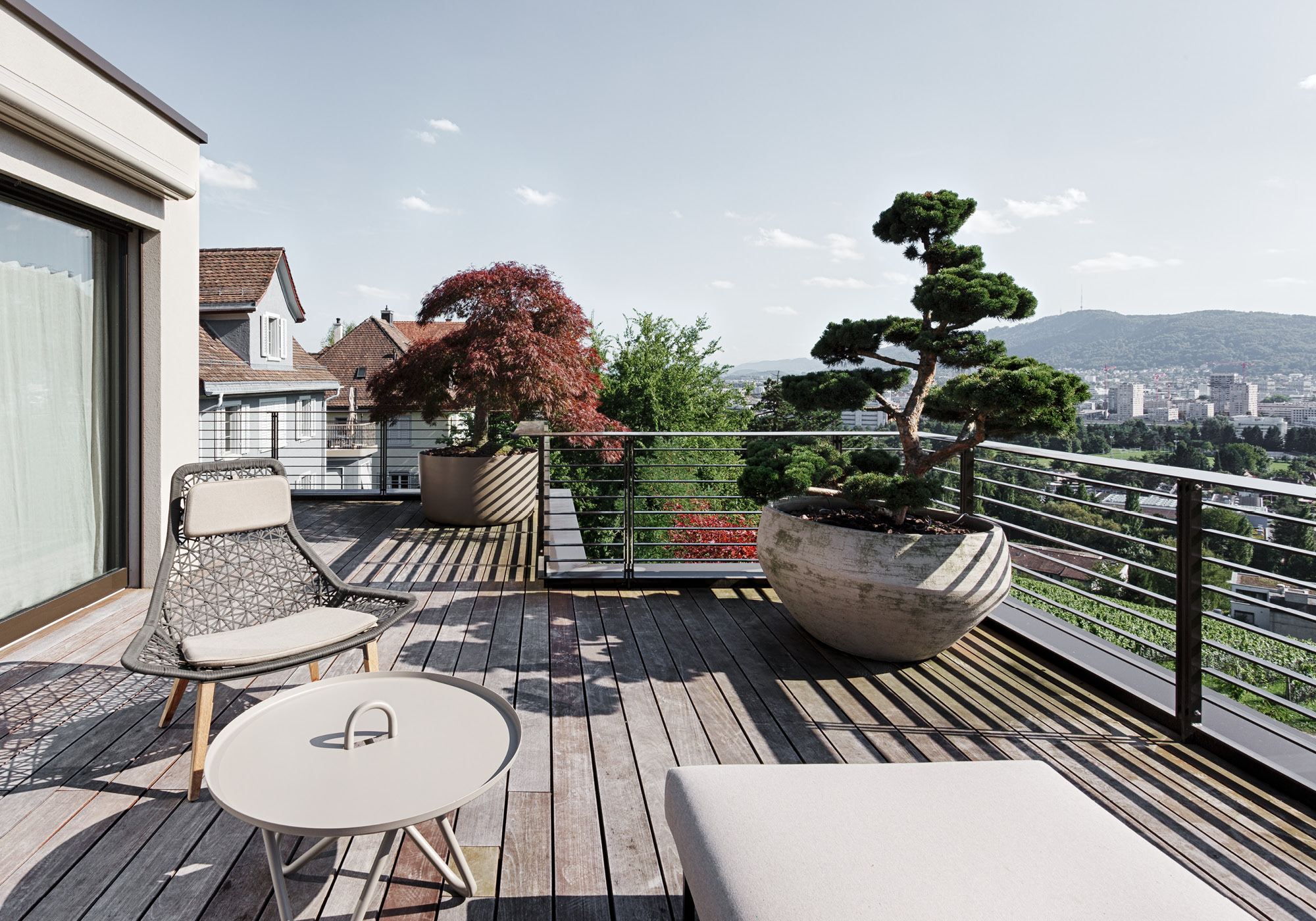 Terrace with lounge furniture and topiary – Single-family house in Zürich