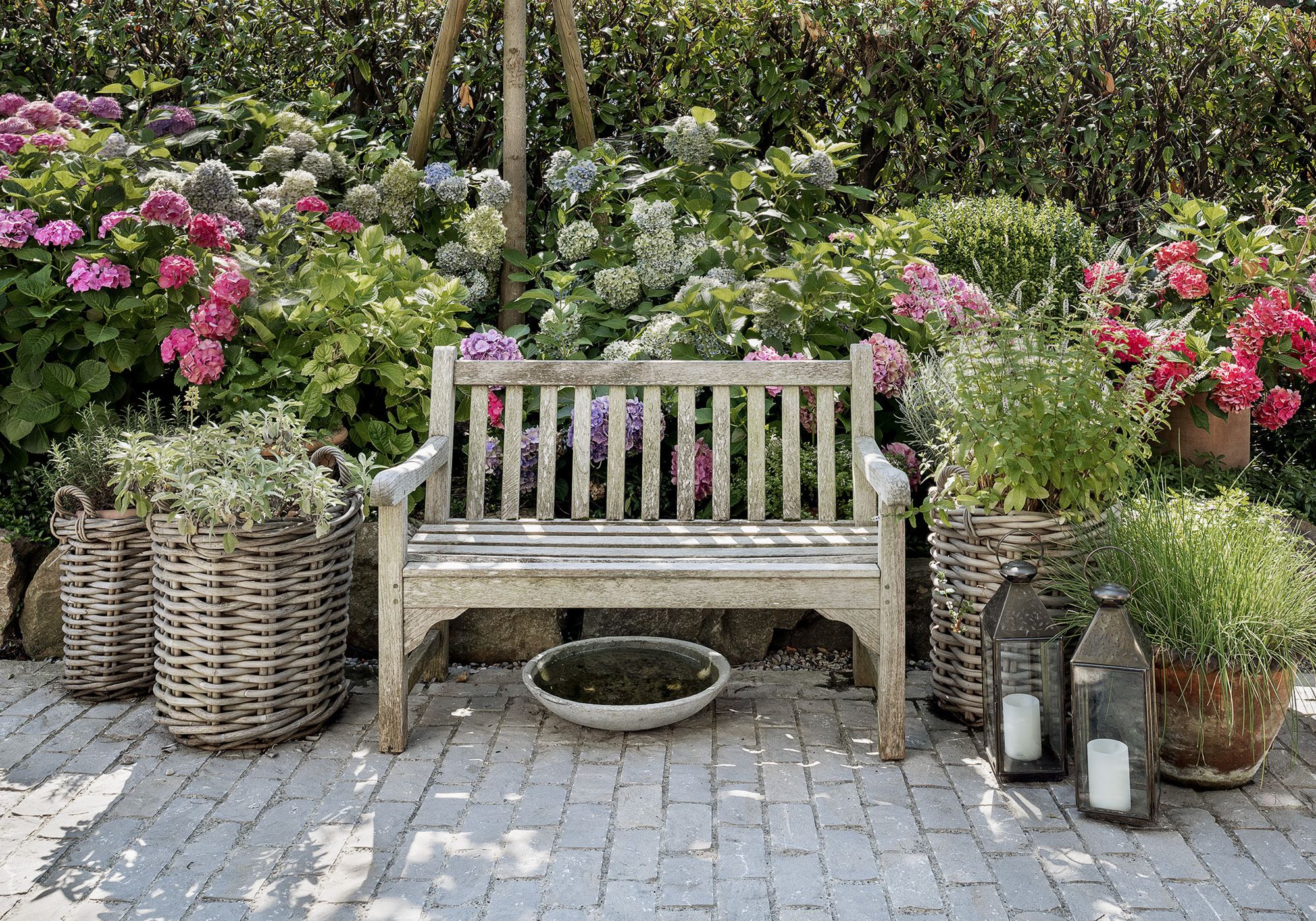 Bench among hydrangeas and planters – Single-family house in Uitikon