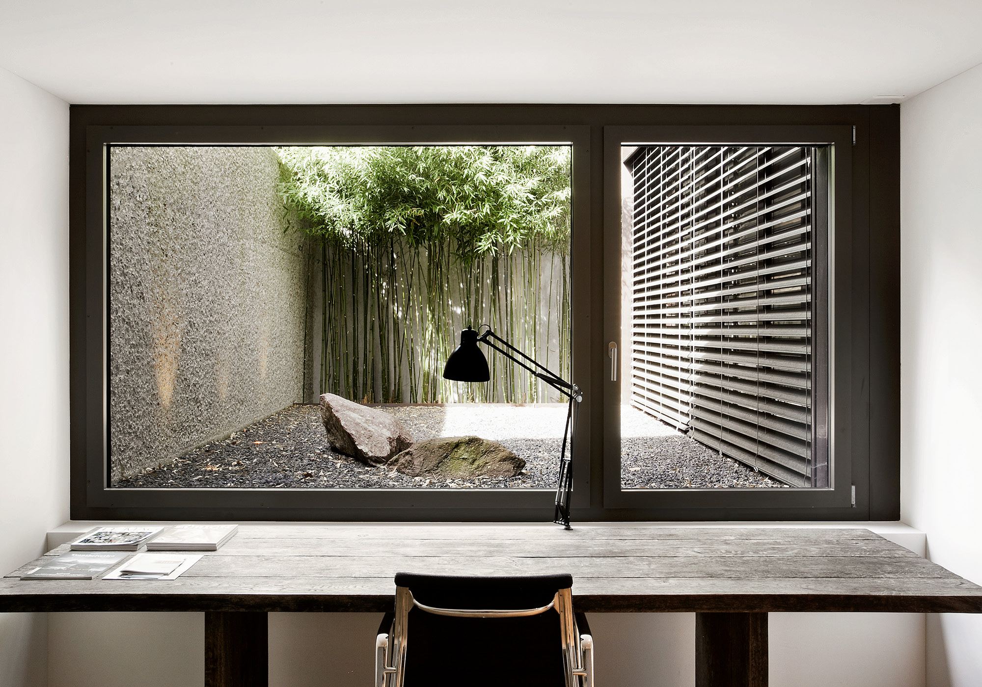 Workspace by the window to the bamboo courtyard – Apartment building in Uitikon