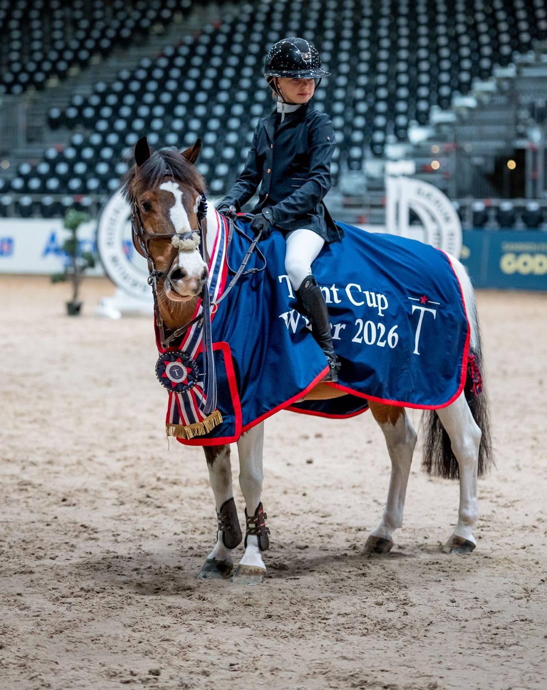 Treerekvipasjen Lilla Caroline Tidemand Eckhoff og MHS Rebel Pride startet andrehelgen i LB-cupen for ponni kategori 3 med seier. Her er hun under premieutdelingen som sammenlagtvinner av cupen forrige helg med Jari V.Stal 't Geluk Van Ka. (Arkivfoto: Kristian Strøm/ EquipePhoto)