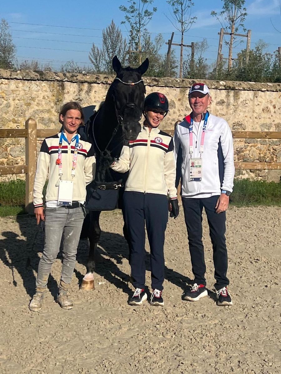 Den norske olympiske dressurekvipasjen Isabel Freese/Total Hope OLD sammen med hestepasser Christin Geske og trener Holga Finken. (Foto: Privat)
