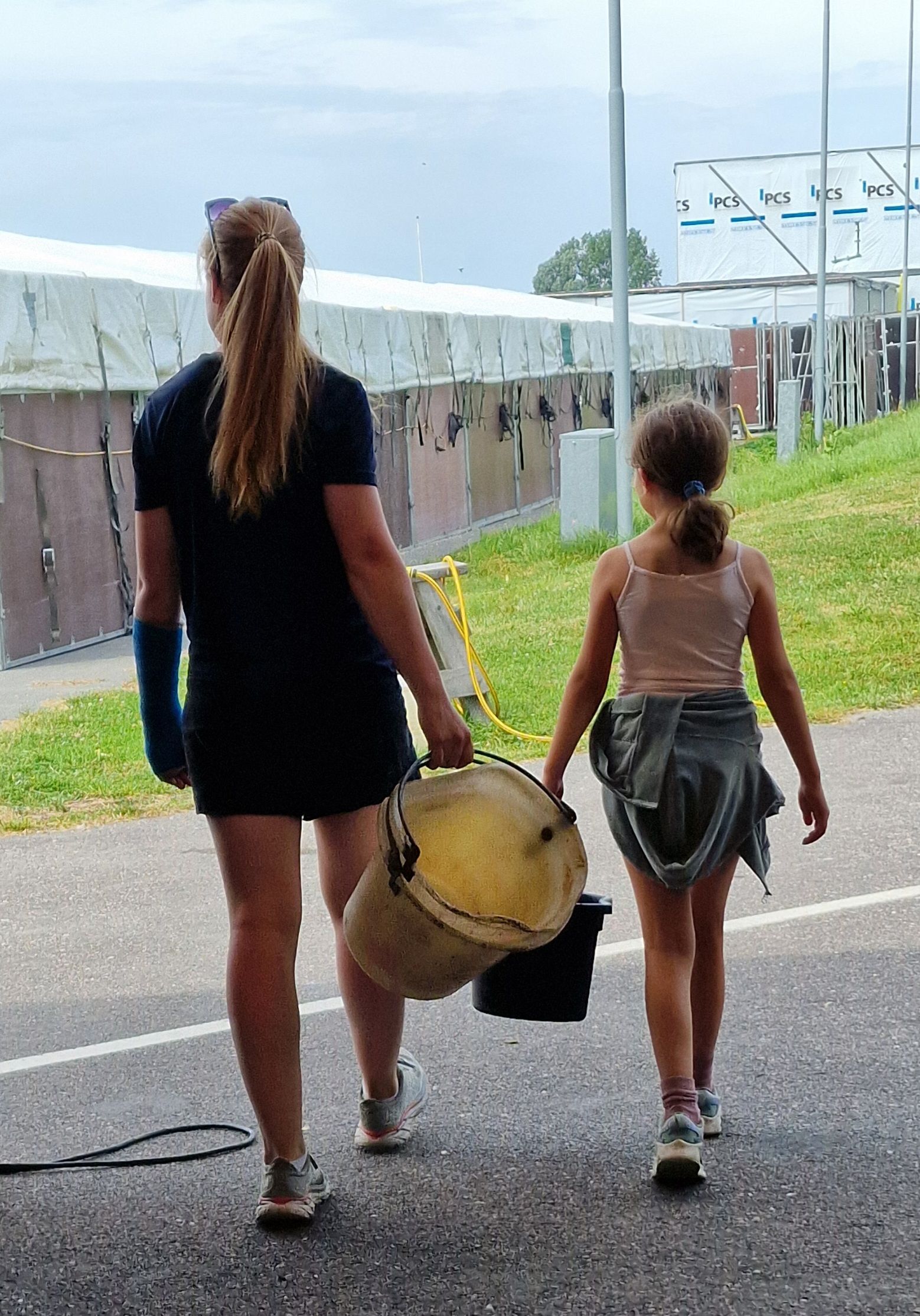 "Store-Ingrid" og "Lille-Ingrid" på vei for å fylle vann på stevneplassen. (Foto: Sille Kasin)