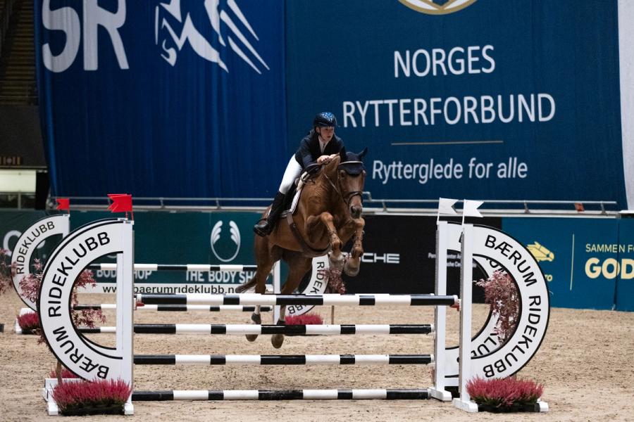 Arrangørklubbens egen Johanne Eide-Pettersen sikret årets første seier under hestefesten på Unity Arena med fine Zydoctro VD Kapel. (Foto: Helene Gjerde Aamdal)