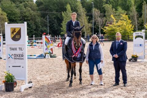 VINNER BREEDERS OPEN OG NORSK BREEDERS TROPHY FOR 6-ÅRINGER: Johan S. Gulliksen og Cassandra, en NWB-hoppe etter Casall Ask x Pasco.