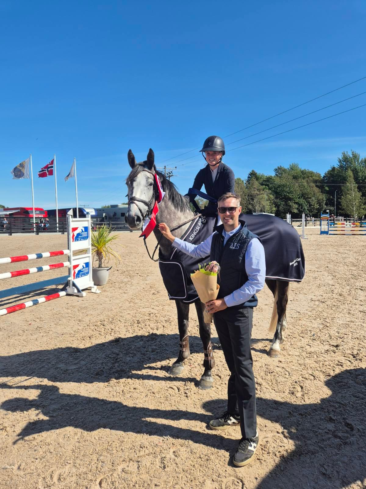 VINNER BREEDERS OPEN 4-ÅRINGER: Robbert Ehrens deler ut premie til Mathilde Kristine Kalland og NV-vallaken Engas Klementino, oppdrettet av Kady Besseberg (foto: Norsk Varmblod).