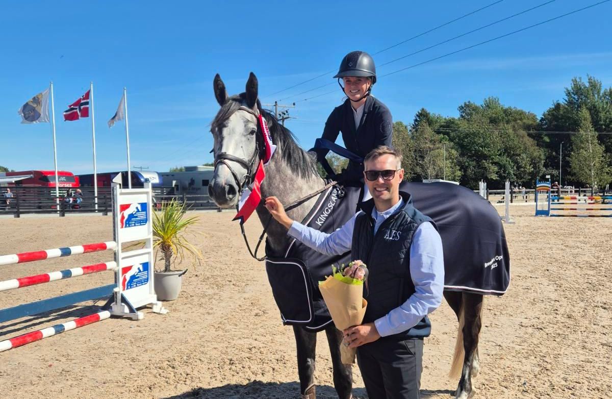 VINNER BREEDERS OPEN 4-ÅRINGER: Robbert Ehrens deler ut premie til Mathilde Kristine Kalland og NV-vallaken Engas Klementino, oppdrettet av Kady Besseberg (foto: Norsk Varmblod).