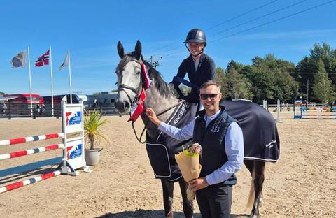 VINNER BREEDERS OPEN 4-ÅRINGER: Robbert Ehrens deler ut premie til Mathilde Kristine Kalland og NV-vallaken Engas Klementino, oppdrettet av Kady Besseberg (foto: Norsk Varmblod).
