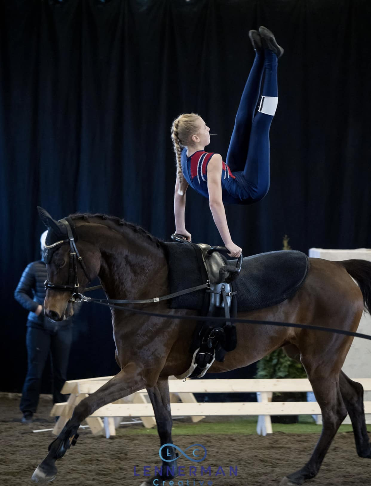 Sandnes og Jæren Rideklubbs Hanna Lande Henriksen er blant de norske juniorutøverne på plass under CVI Vellinge. Med seg har hun voltigør Kaia Hegre og hesten Scarlett. Foto: lennermancreative.com