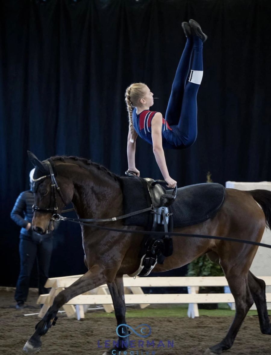 Sandnes og Jæren Rideklubbs Hanna Lande Henriksen er blant de norske juniorutøverne på plass under CVI Vellinge. Med seg har hun voltigør Kaia Hegre og hesten Scarlett. Foto: lennermancreative.com