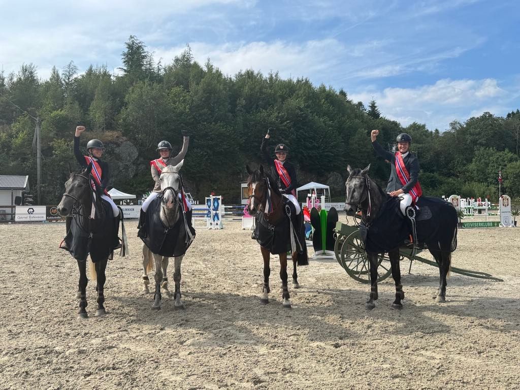 De fire lagrytterne fra Tønsberg og Omegn Rideklubb  løfter hendene i glede over seier i 2. divisjon. (Foto: Elin Seim)