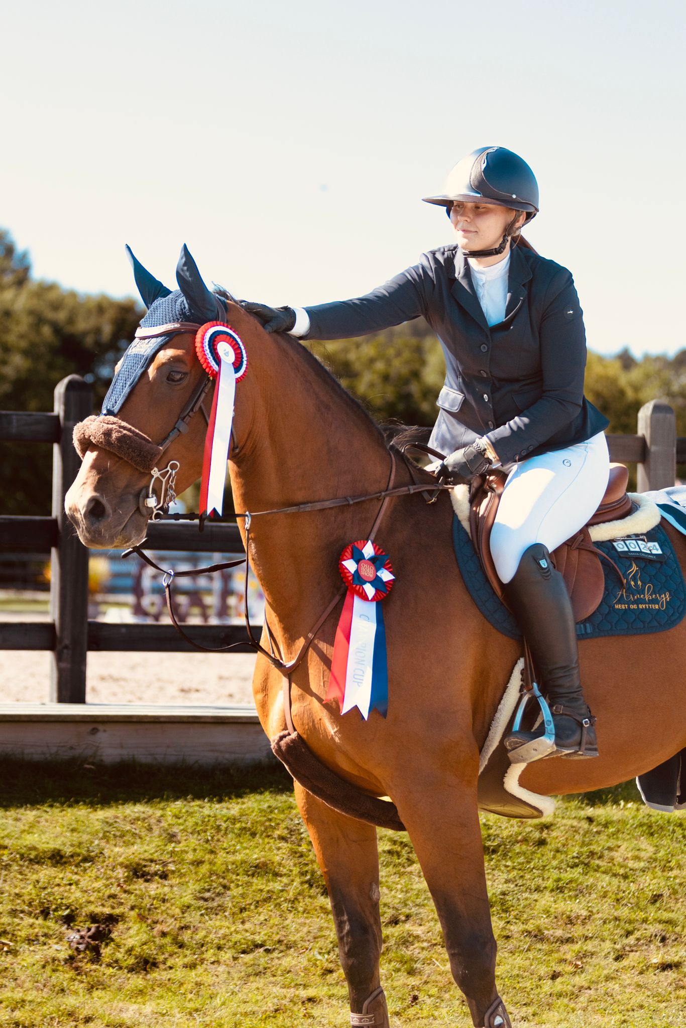 Michelle Strand Ingvorsen gir Chelsea en vel fortjent klapp etter seier i Champion Cup på lørdag. (Foto: Mila Isabell Olsen Vingsjø)