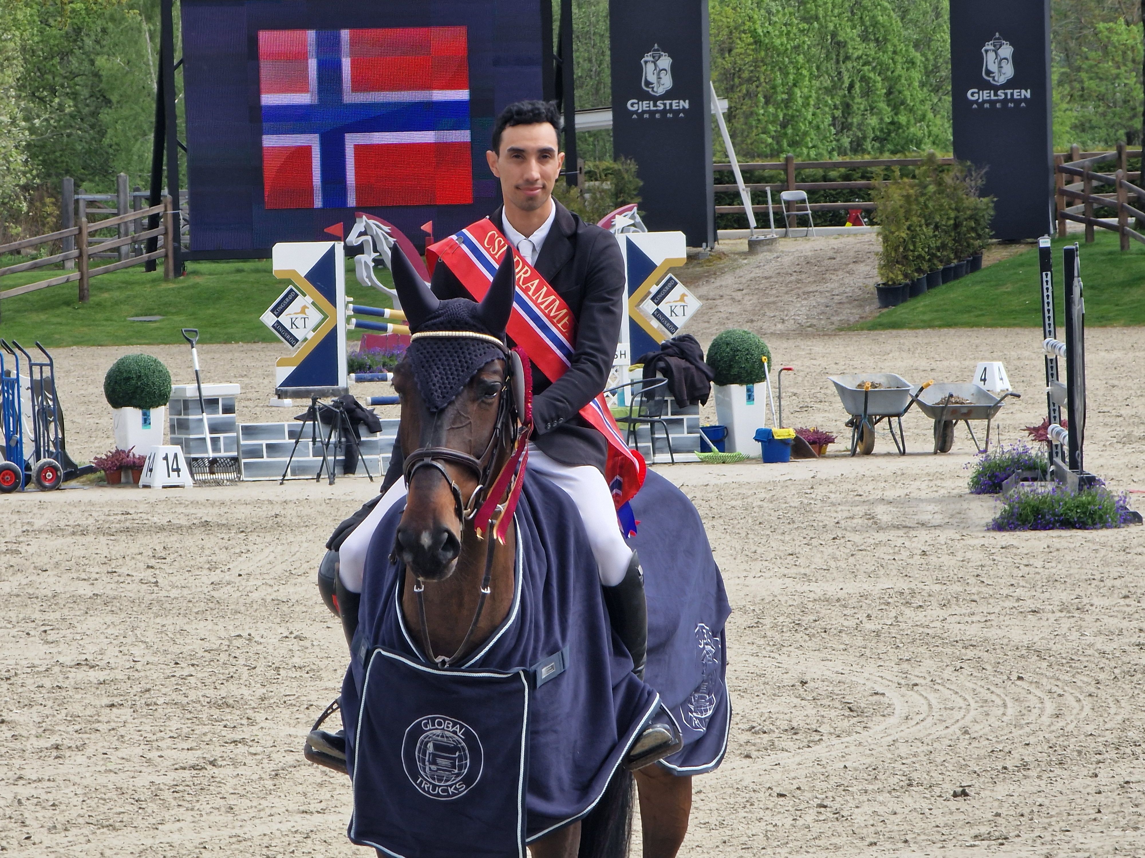 Velridende Fredrik Berg Seim tøylet seks år gamle One Million FS inn til seier. (Foto: NRYF/ Sille Kasin)
