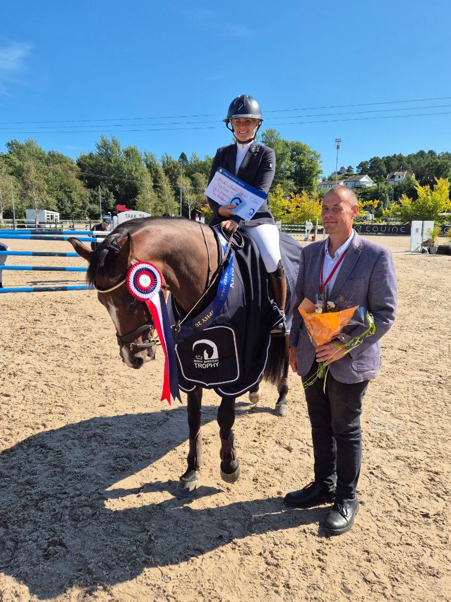 VINNER NORSK BREEDERS TROPHY 6-ÅRINGER: Astrid Rebecca Johannessen og GK's Monymaker, oppdrettet av Henriette og Gro Karlsøen.