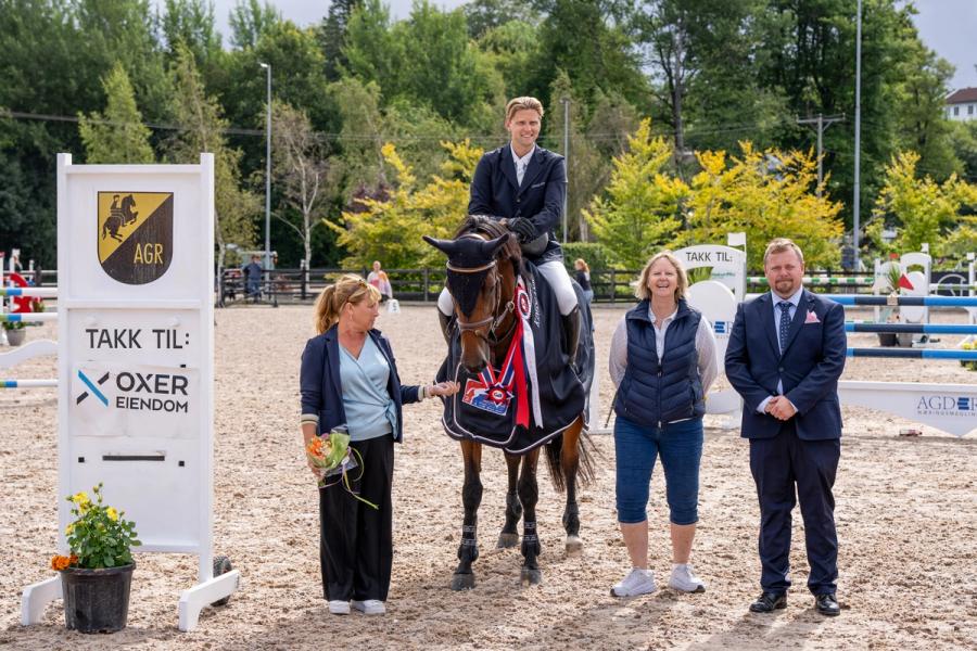 Johan Sebastian Gulliksen og NWB-hoppa Cassandra (Casall Ask x Pasco). Hun er oppdrettet av Familien Vikestad og eies av Harald Weiberg Gulliksen, Linda Ruth Rønning og Stall Gullik. Paret stod igjen som vinnere av Breeders Open og Norsk Breeders Trophy for 6-åringer i 2024!