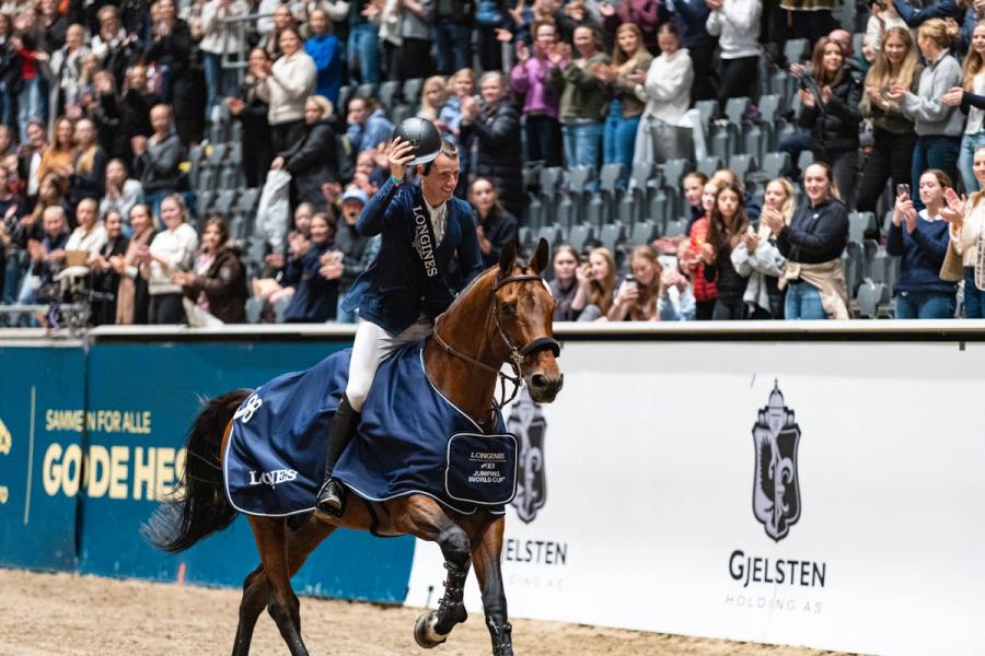 Fra ryggen av selveste Bond hilser Greogory Wathelet dommer og publikum og tar en historiske siste æresrunden under AGRIA Oslo Horse Show  på Unity Arena. (Fot: Astrid Marie Årdal)