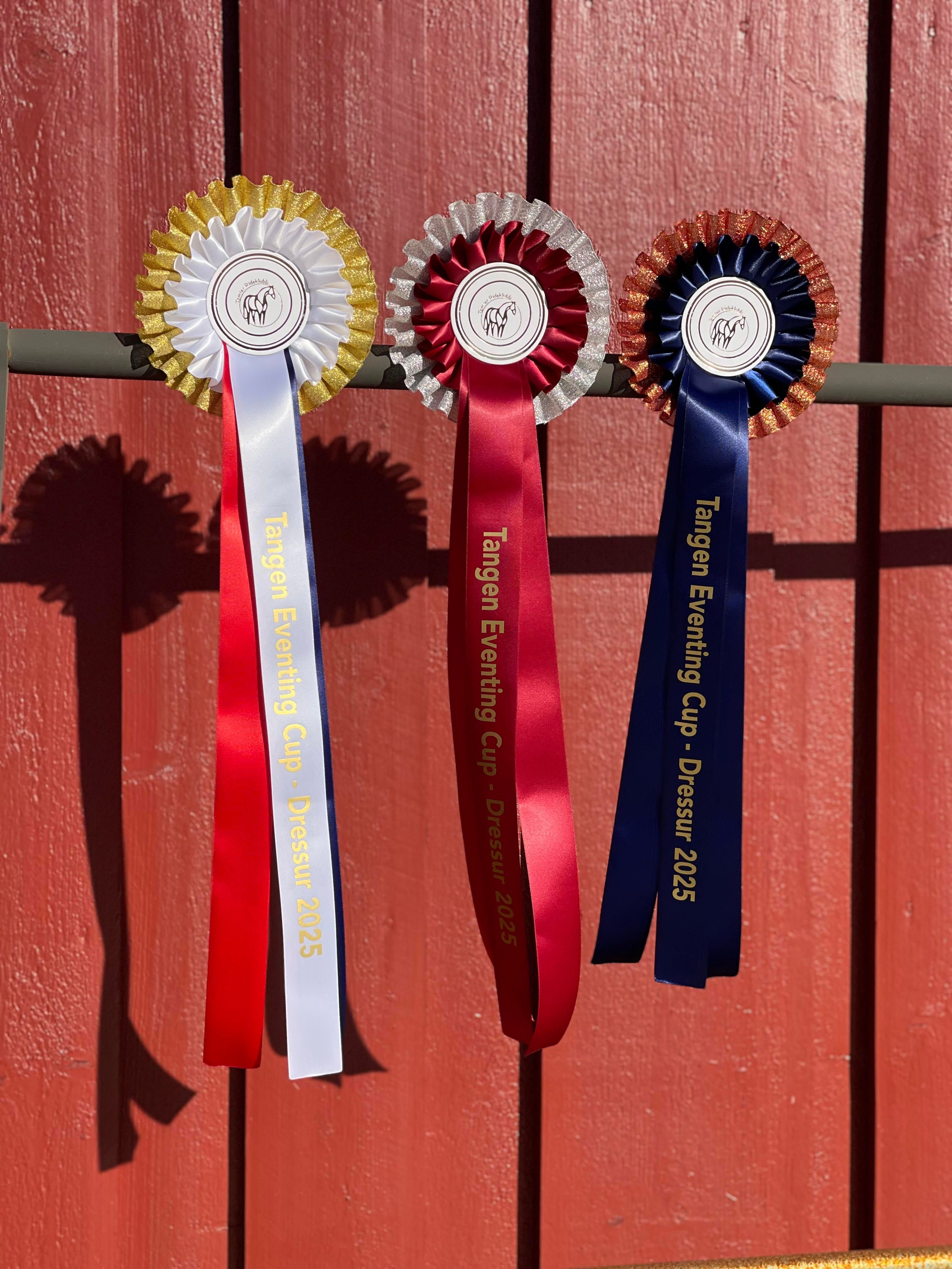 Fotte rosetter venter for de premierte i Tomter Eventing Cup 2025. Foto: Christina Hermansen Løken