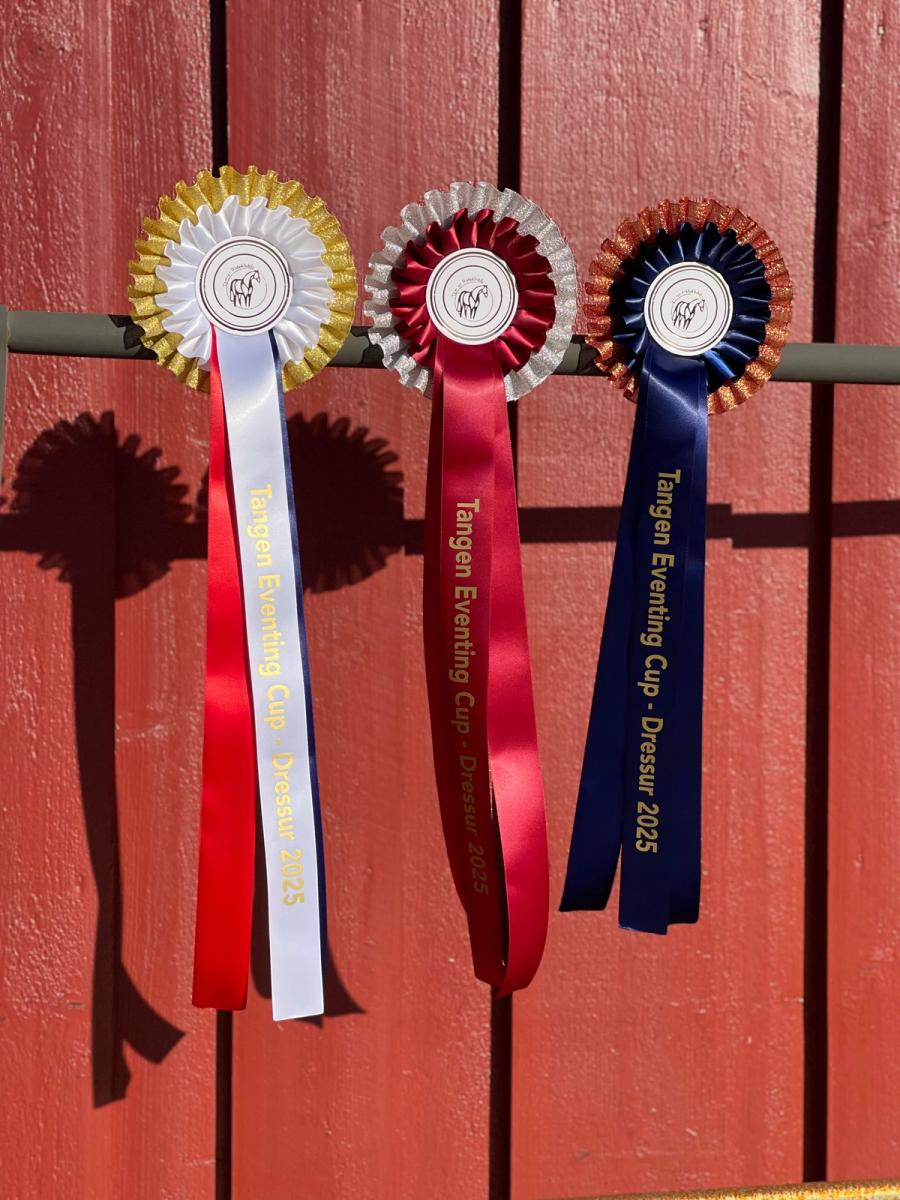 Fotte rosetter venter for de premierte i Tomter Eventing Cup 2025. Foto: Christina Hermansen Løken