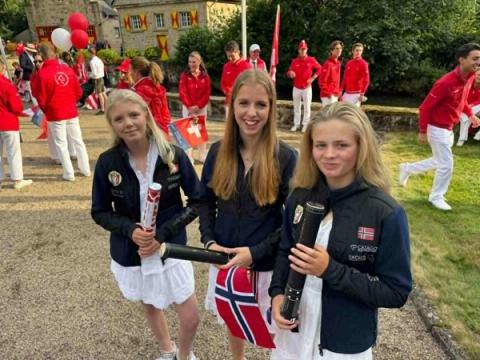 De tre childrenrytterne Twiggy Josefine Aas Sander, Elisabeth Jakhelln og Bertine Hagen Berentsen har alle fått oppleve hvor stort det er representere Norge i et europamesterskap. Søndag rir to av dem individuell EM-finale. (Foto: NRYF)