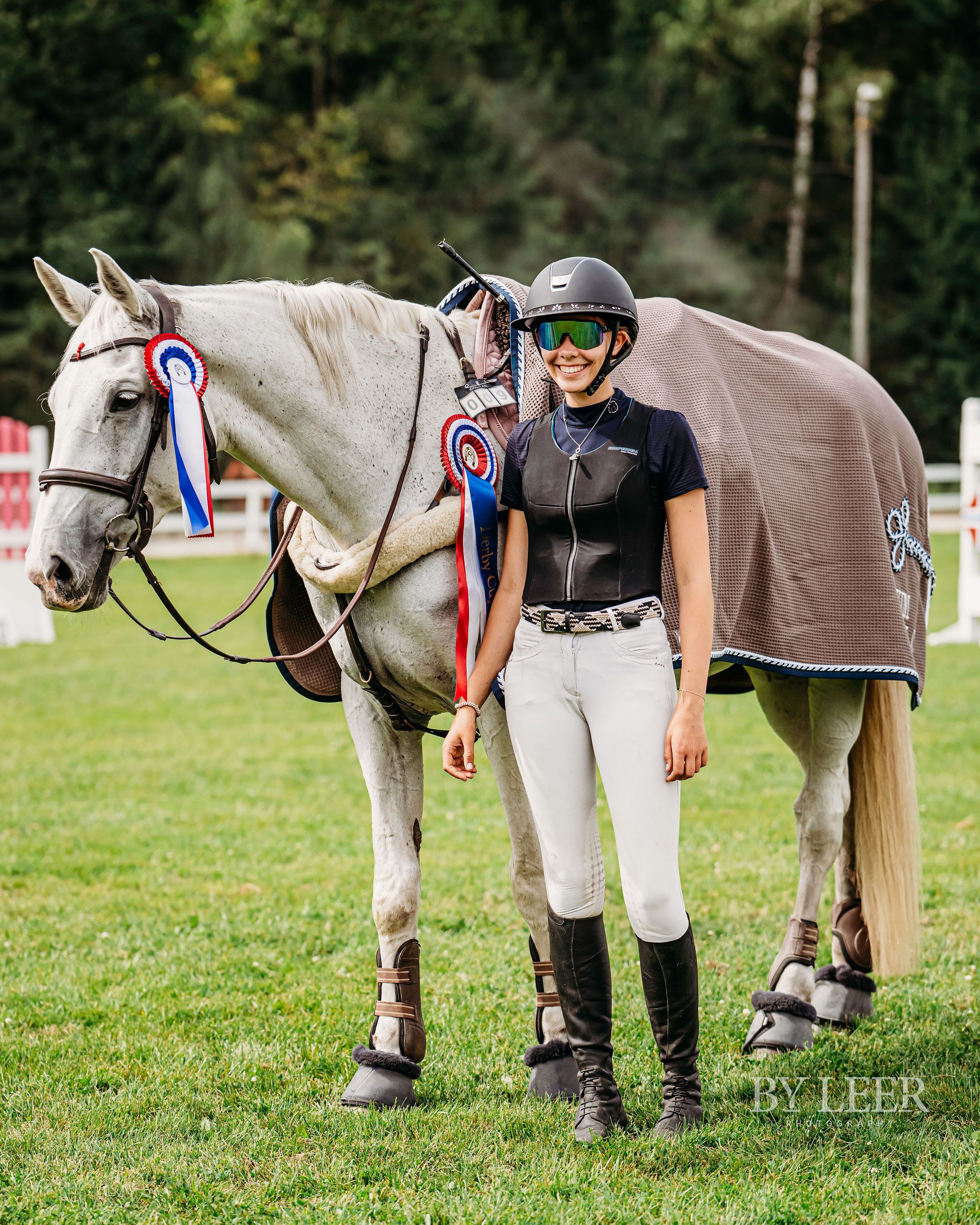 En lykkelig vinner av store tur i Askim Derby Cup presentert av Roxette And Me - Linnea Johannessen Pedersen med Calla Calla. (Foto: By Leer)
