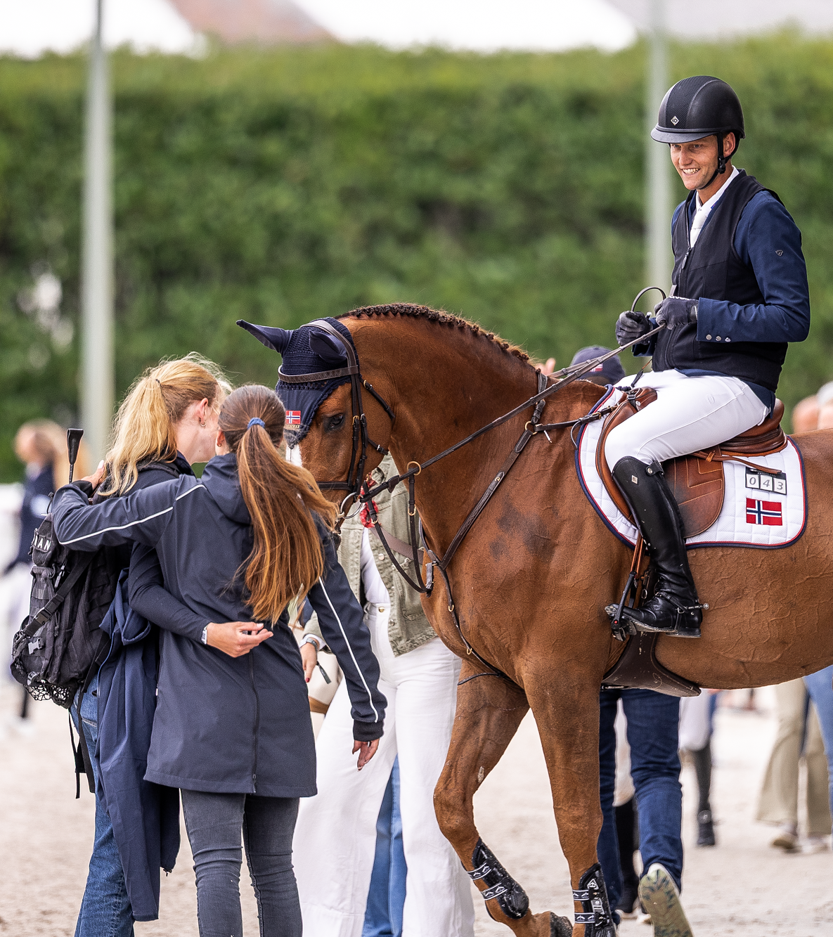 – Mange i kulissene har like mye æren for fremgangen som meg selv, sier Johan. Her er han med Josefine som var med som hestepasser til EM, og storesøster Victoria som alltid både støtter og inspirerer. (Foto: Madeleine Delp Bergsjø)