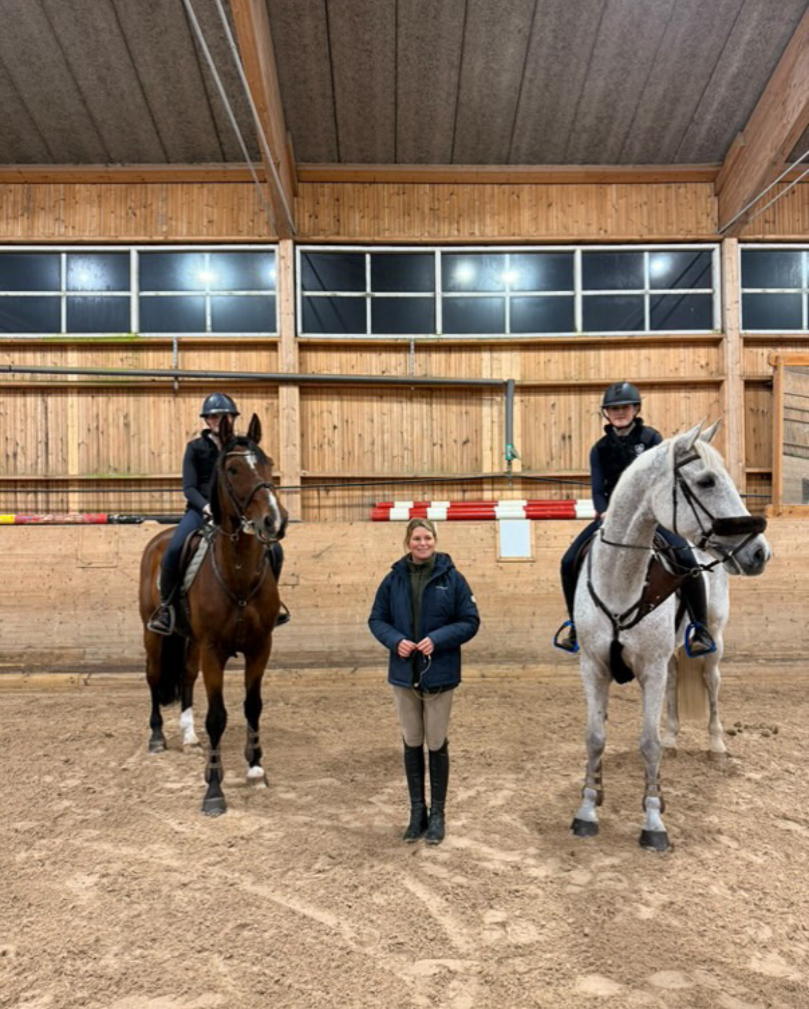 To gode klassevenninner på Lillerudsgymnasiet i Karlstad med trener Mia Grane - Kaja på brun hest til venstre og Ingeborg på skimmelen til høyre. (Foto: Privat)