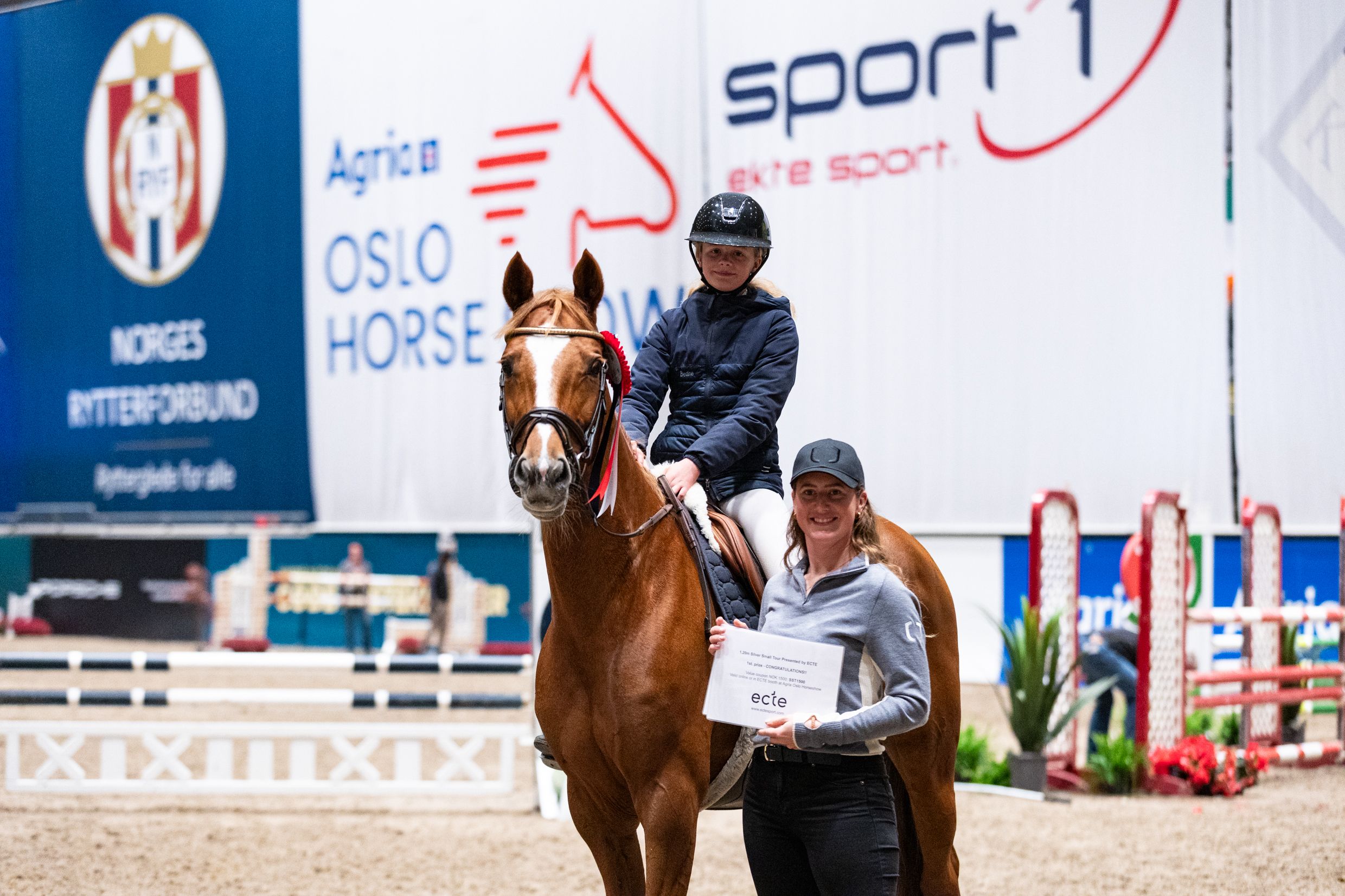 Vi begynner virkelig å merke oss at Bertine Hagen Berentsen vet å ta for seg av premiefatene, og så også denne helgen på Unity Arena i Bærum. Her er hun med Carnone Pumpkin. (Foto: Helene Gjerde Aamdal)