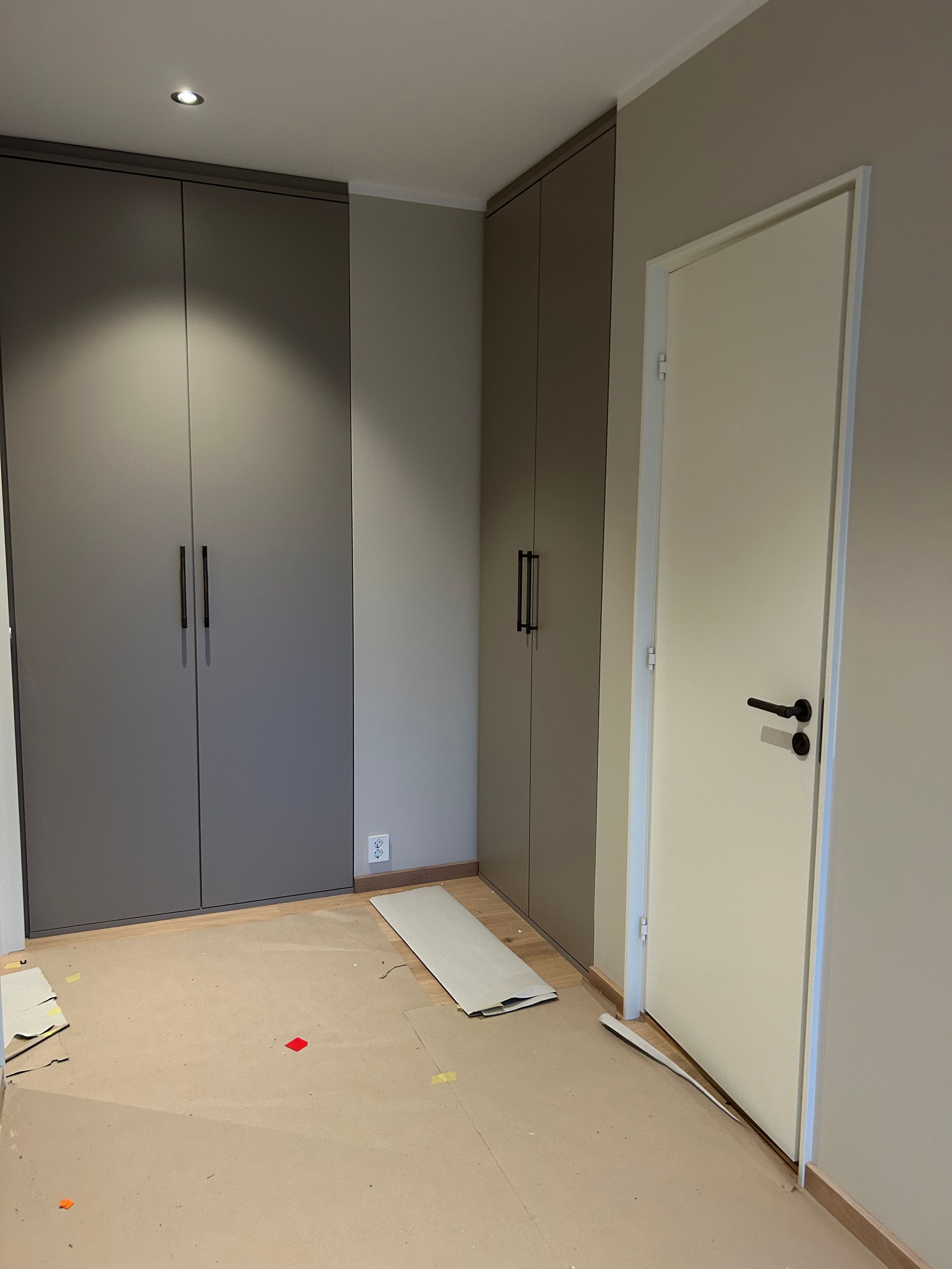 Garderobe ferdig montert