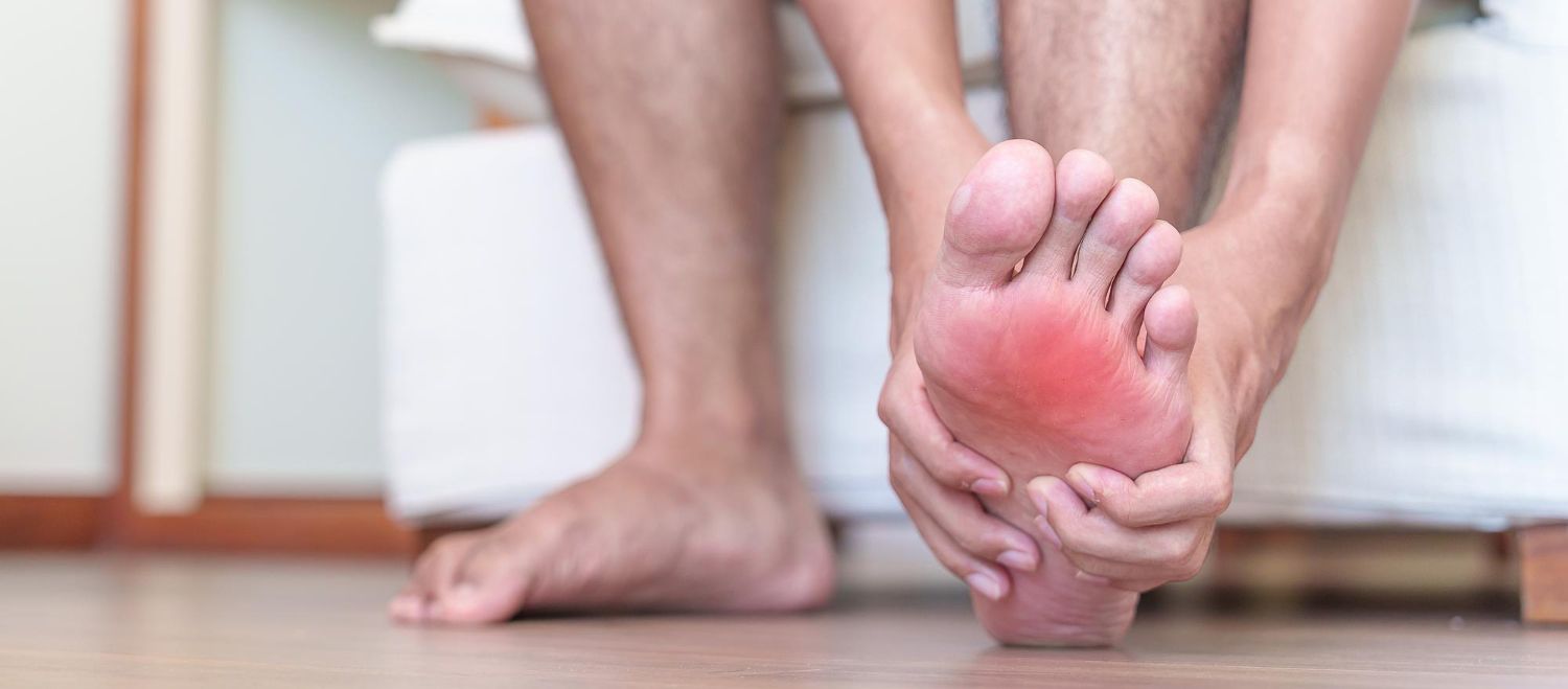 Pėdos kauliuko skausmas: Simptomai, priežastys, gydymas, prevencija