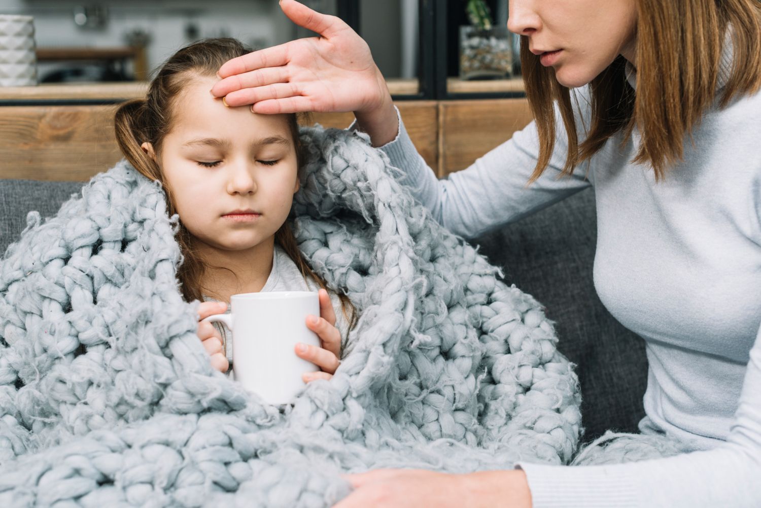 Jei vaikui pasireiškia peršalimo ar gripo simptomai: Simptomai, priežastys, gydymas, prevencija