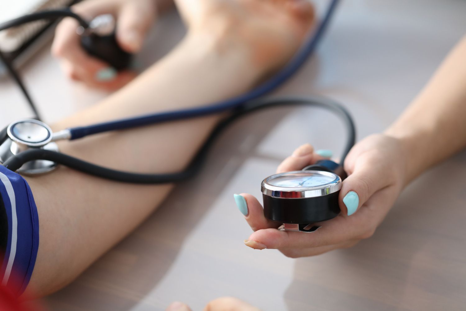 Žemas kraujospūdis (hipotenzija): Simptomai, priežastys, gydymas, prevencija