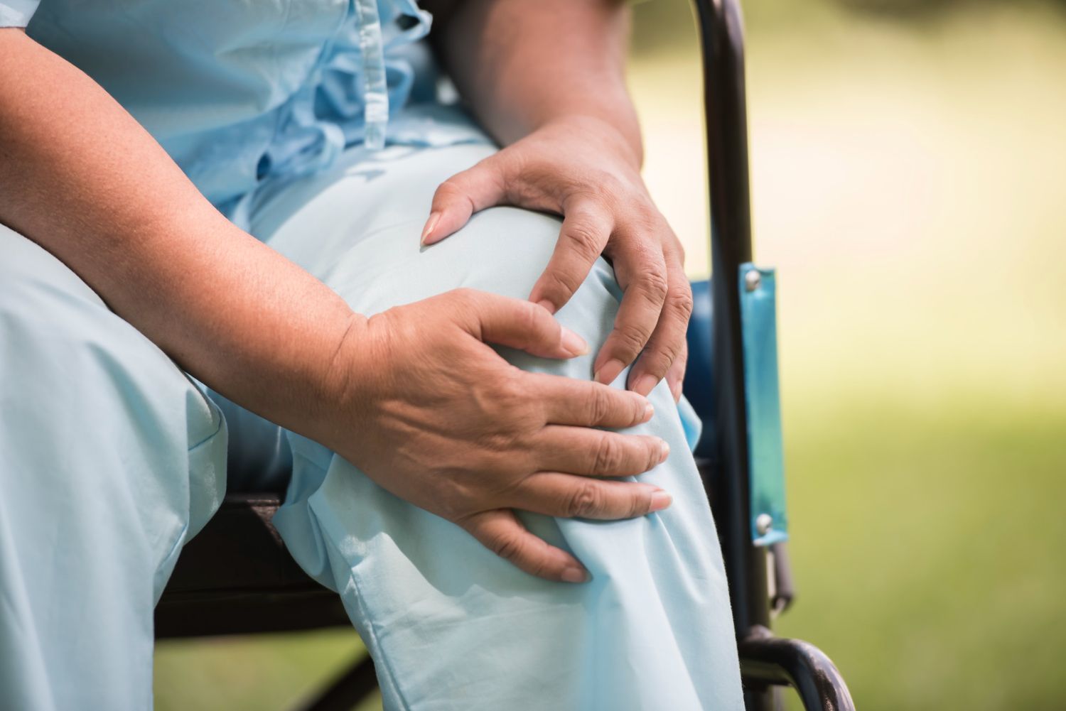 Kelio sąnario osteoartritas: simptomai, priežastys, gydymas, prevencija