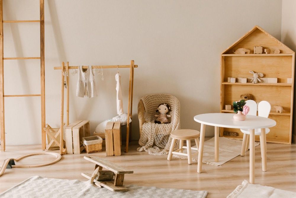 „Pradėjome nuo mažo staliuko“ – kaip Montessori baldai pakeitė visos šeimos rutiną?