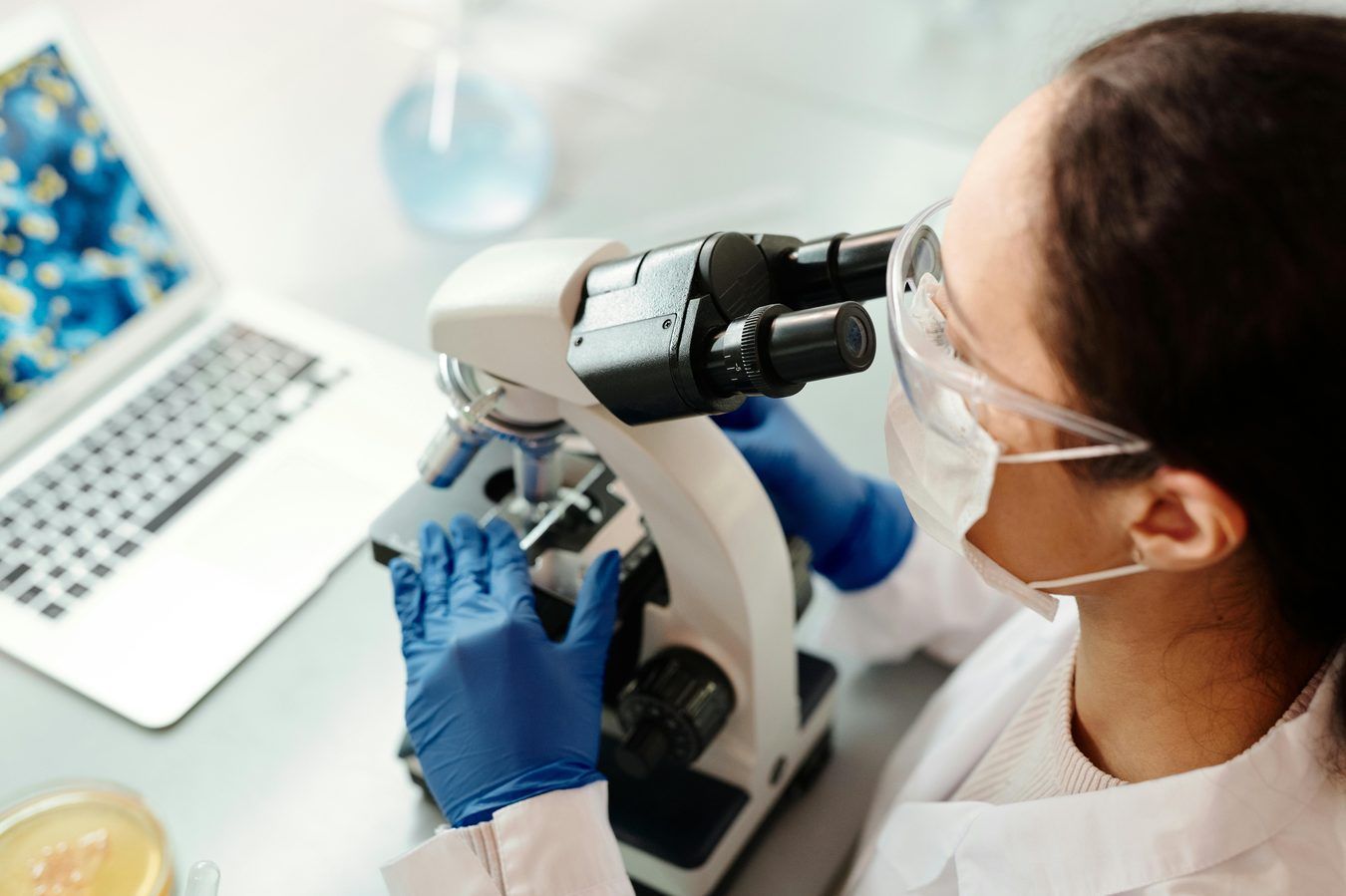Kaip vėžinė ląstelė įkalbinėja kaimynes: atradimas, keičiantis onkologiją