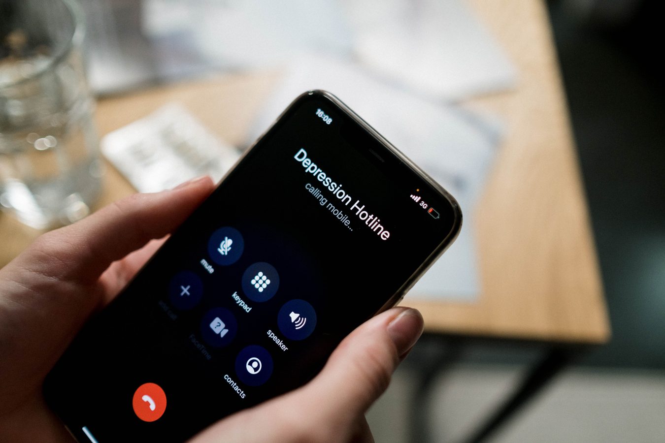 Žmogus telefonu kreipiasi emocinės pagalbos, asociatyvi nuotrauka
