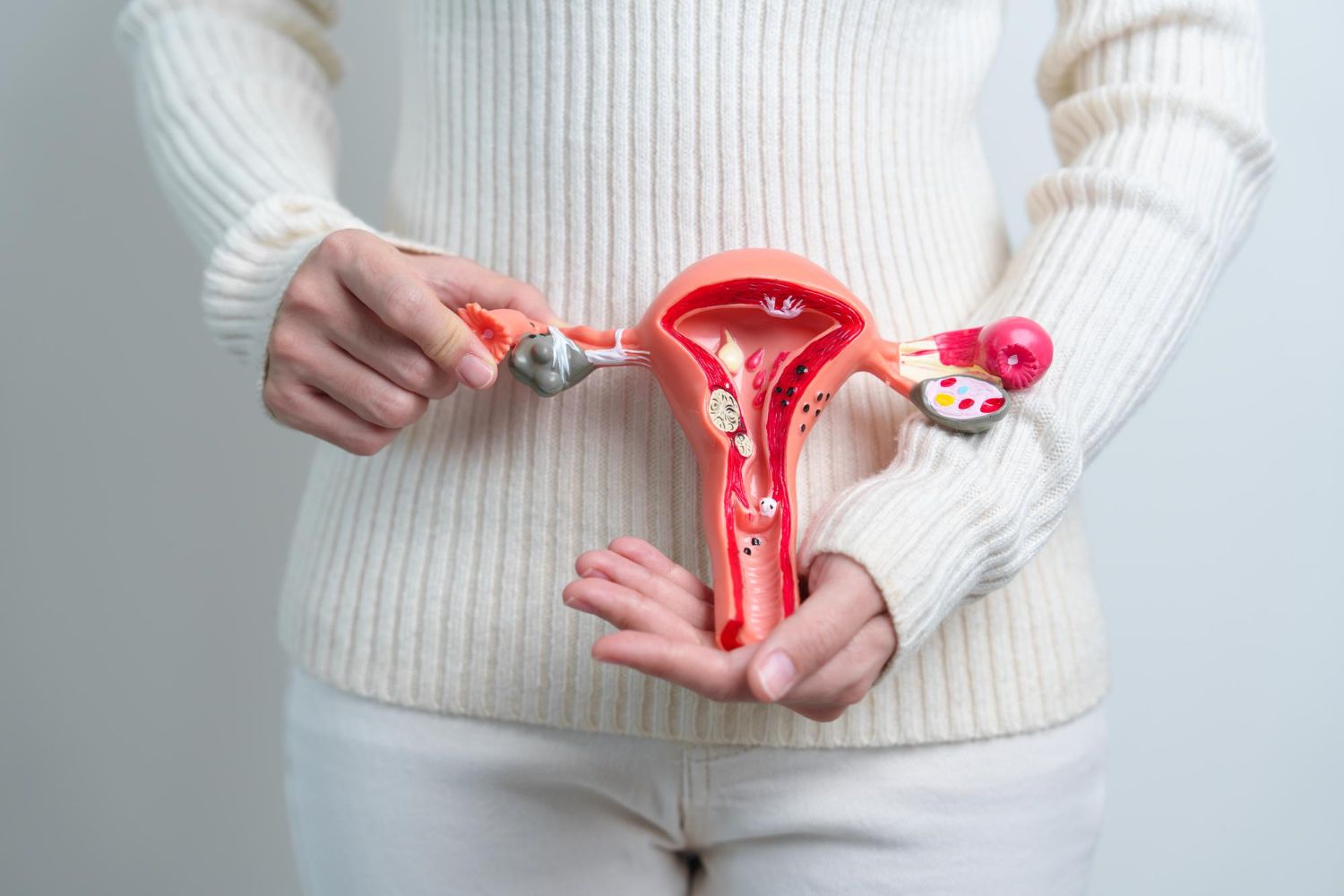 Paauglių ir jaunų suaugusiųjų kiaušidžių vėžys: Simptomai, priežastys, gydymas, prevencija