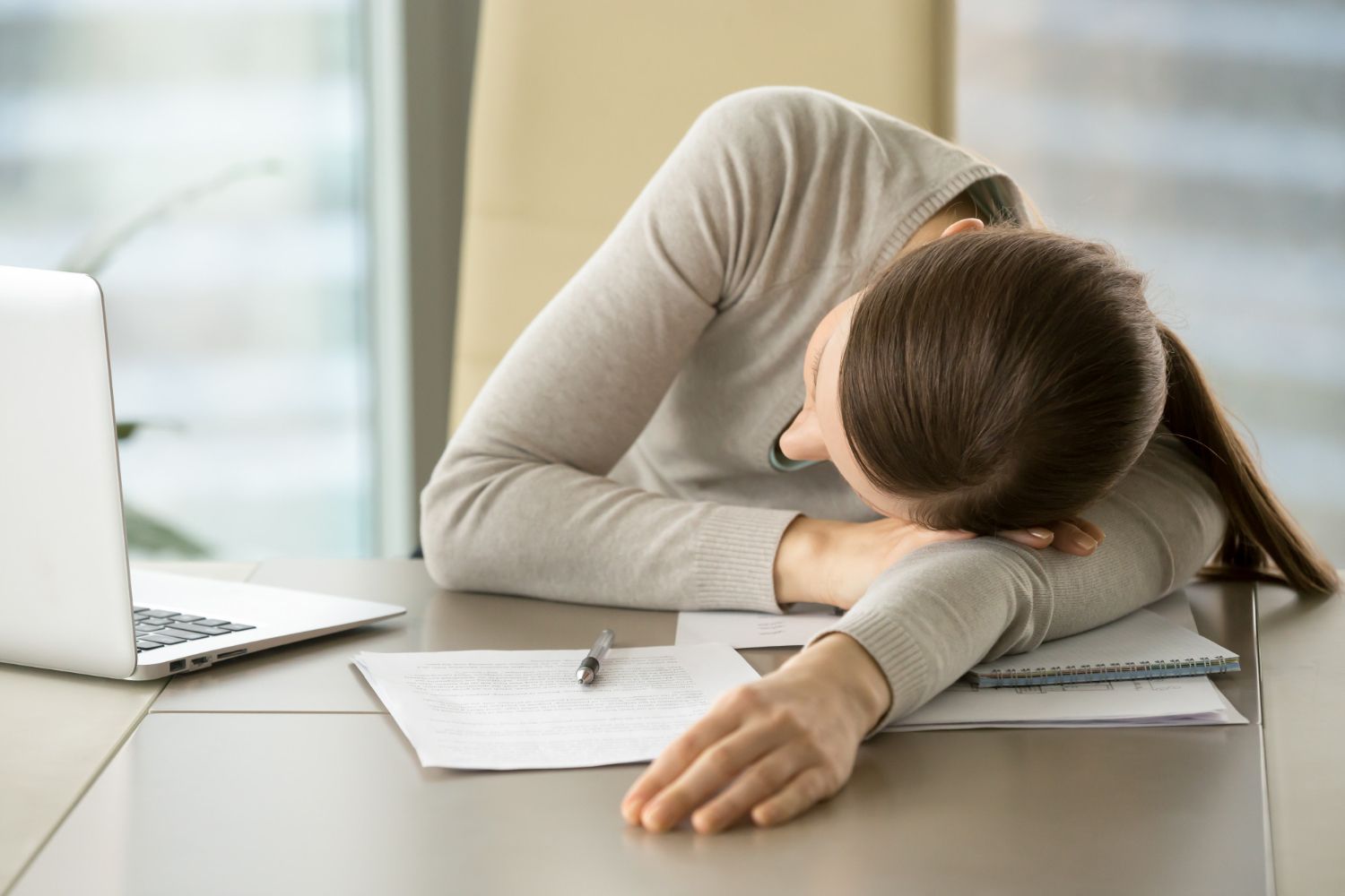 Lėtinio nuovargio sindromas: Simptomai, priežastys, gydymas, prevencija