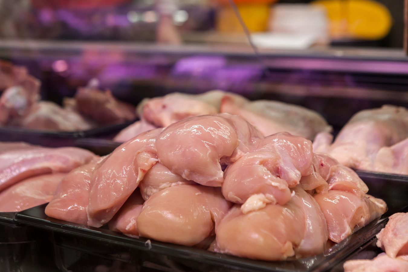 JK salmonelių protrūkis: vienas žmogus mirė, šimtai susirgo